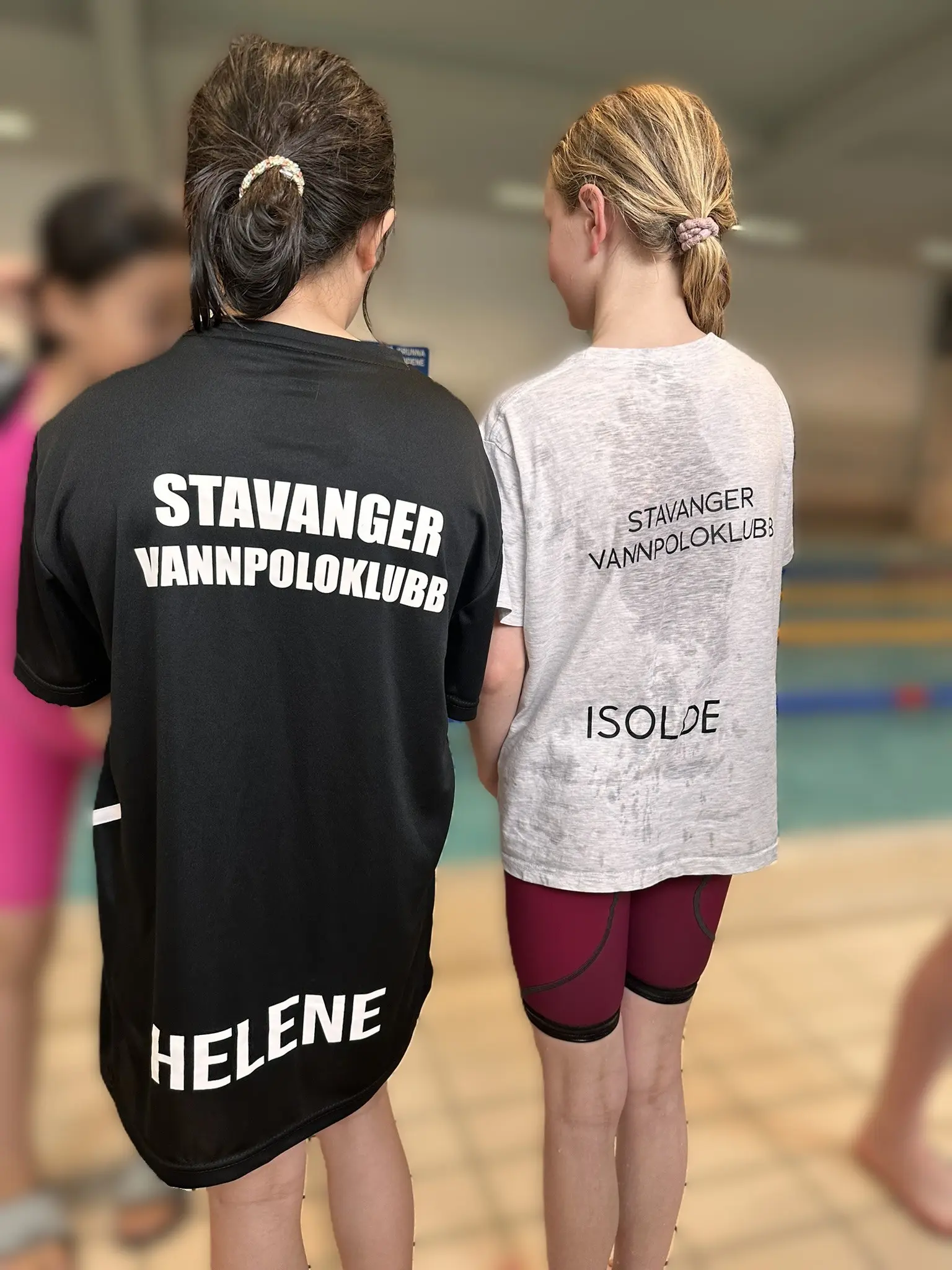 Svømmere med de nye Stavanger Vannpoloklubb-trøyene